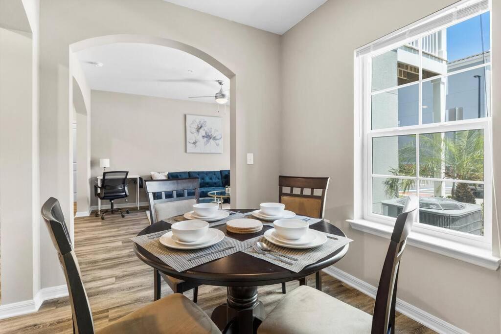 Refined 2 Bedroom Retreat: Pool, Gym, Laundry photo 1