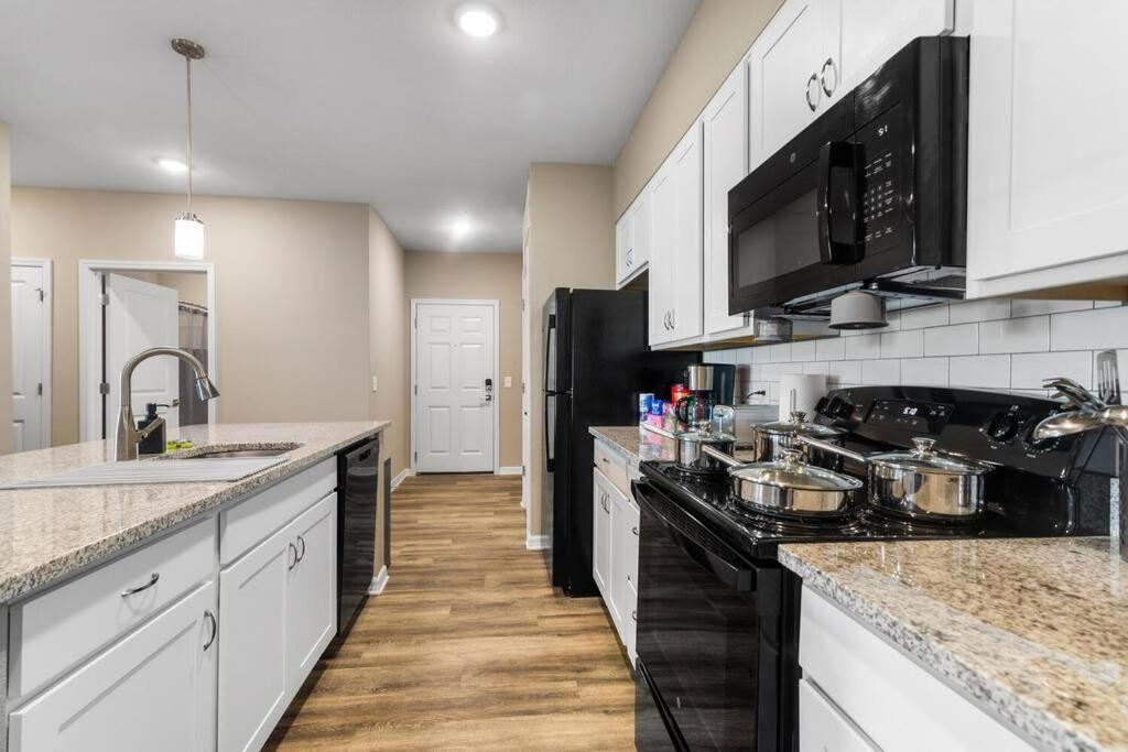 Refined 2 Bedroom Retreat: Pool, Gym, Laundry photo 3