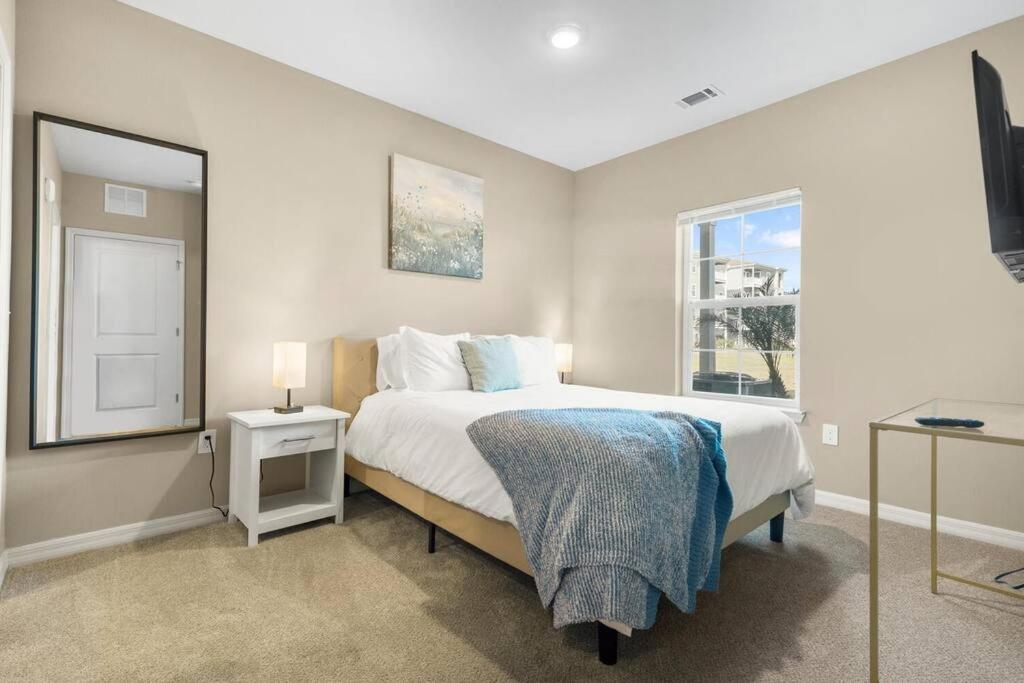 Chic 2 BD/2 BA Condo: Serene Escape in Melbourne photo 1