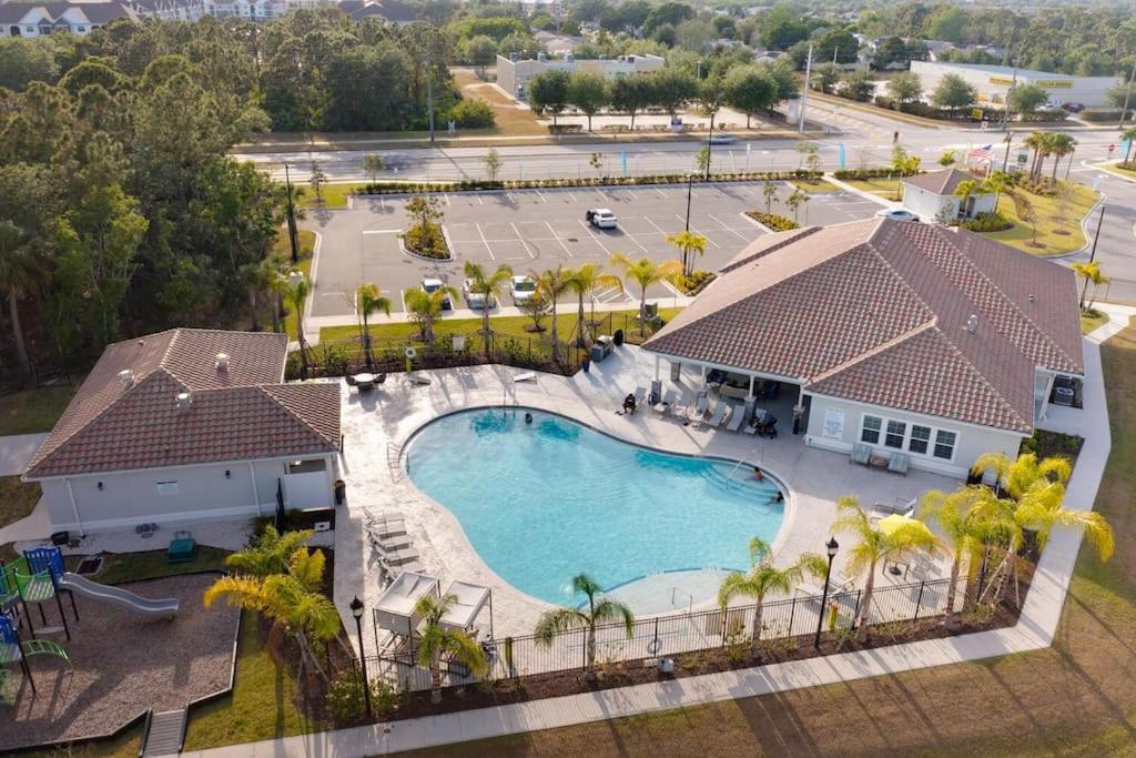 Chic 2 BD/2 BA Condo: Serene Escape in Melbourne photo 4
