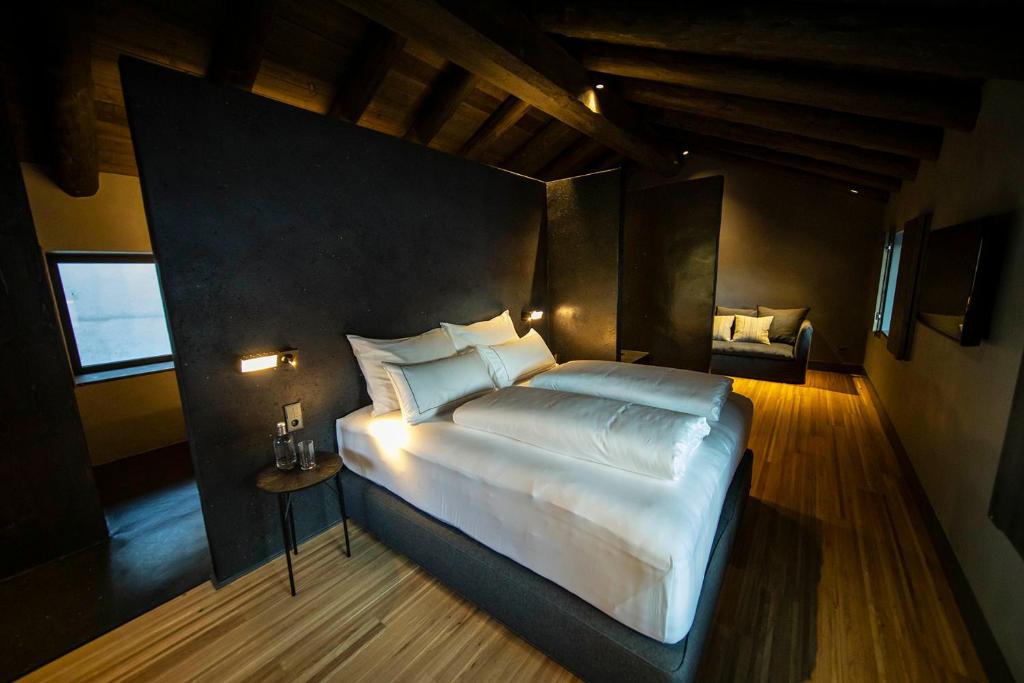 {
  "en-gb": "Les Pardines 1819 Mountain suites & SPA"
}