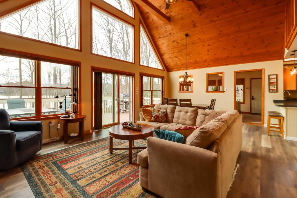 Lakefront Poconos Family Home with Community Pool!