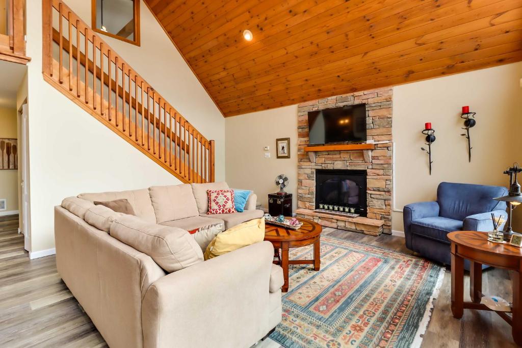 Lakefront Poconos Family Home with Community Pool! photo 3