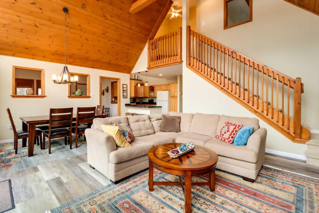 Lakefront Poconos Family Home with Community Pool! photo 4