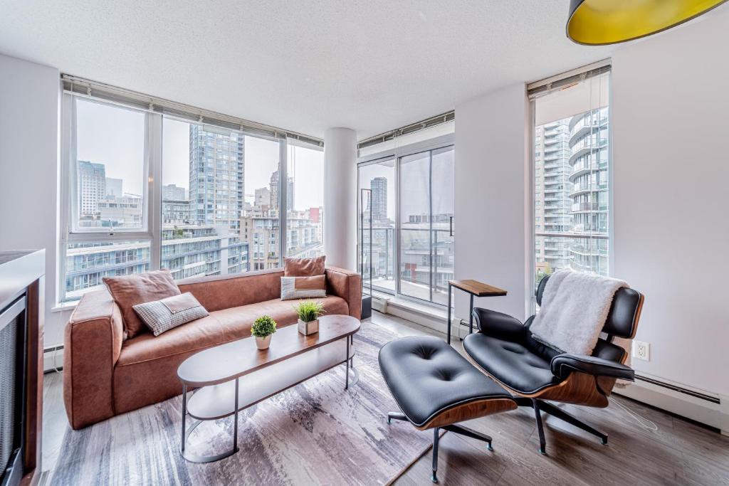Amazing Views ! Leather Furniture ! Cozy Condo! photo 1