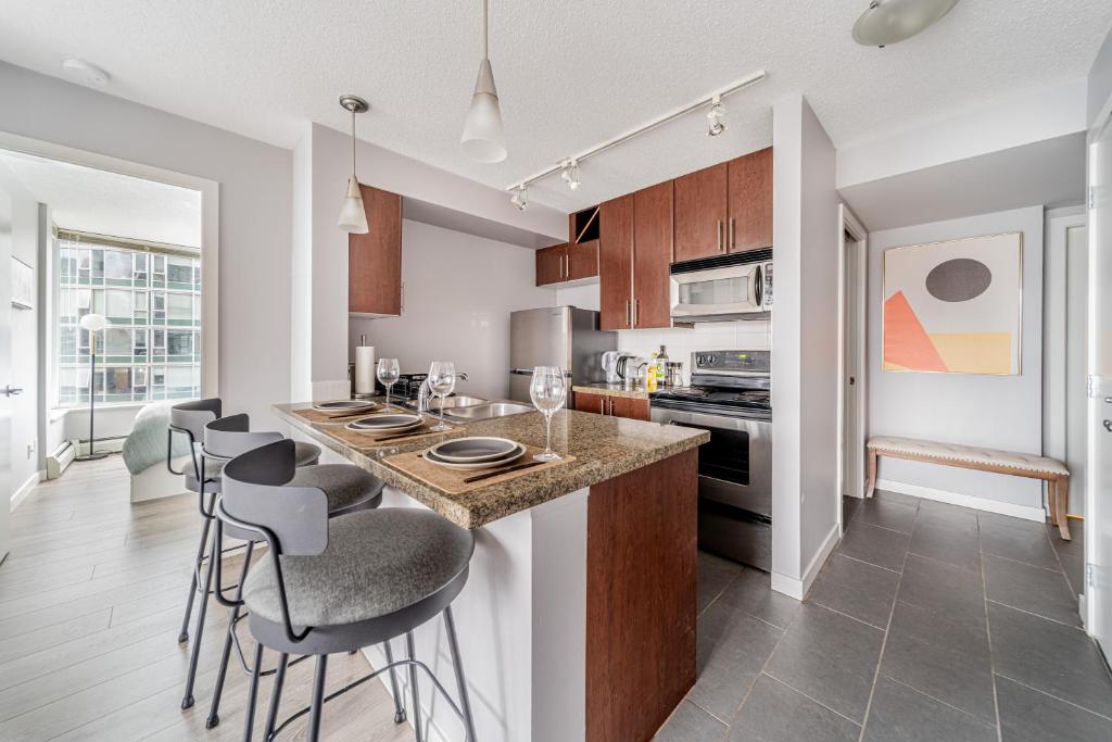 Amazing Views ! Leather Furniture ! Cozy Condo! photo 4