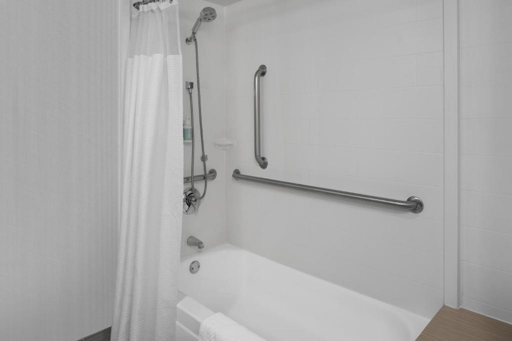 Courtyard by Marriott Cypress Anaheim/Orange County - Tap to explore photos