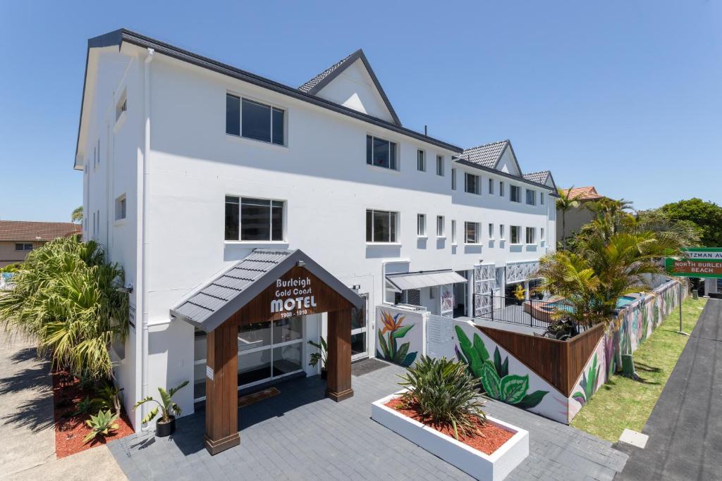 Burleigh Gold Coast Motel - Tap to explore photos