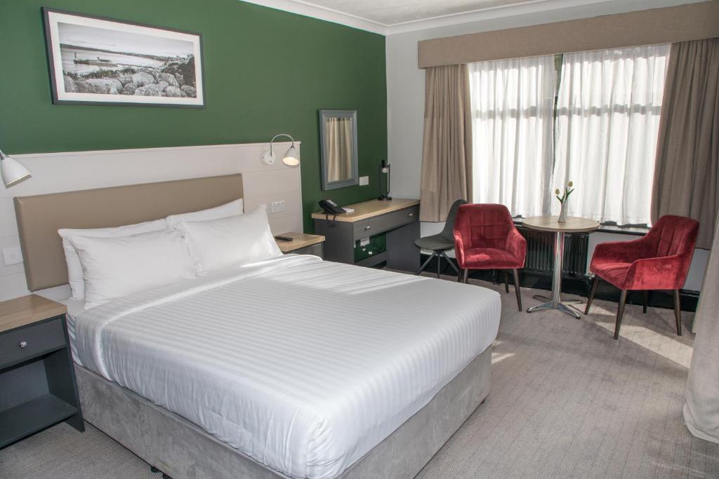 Park Inn By Radisson Bournemouth - Tap to explore photos