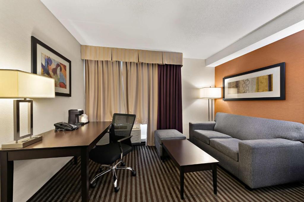 Best Western Plus Toronto North York Hotel & Suites Room Type - King Room with Sofa Bed