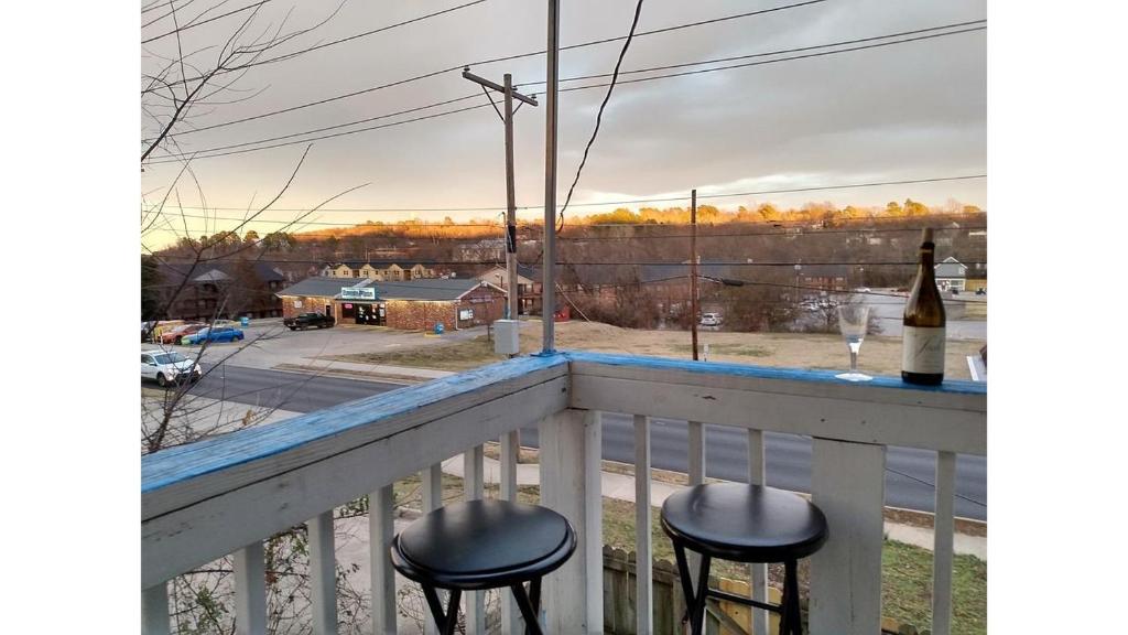 Studio Penthouse in Victorian near University of Arkansas, Wilson Park and Razorback Greenway, Nature and Bike Trail image