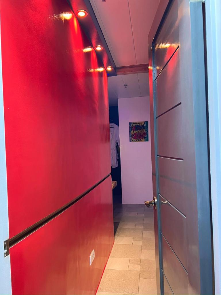 CLOCKWORKORANGE Luxury Suites 4-Minutes Away To Airport photo 1
