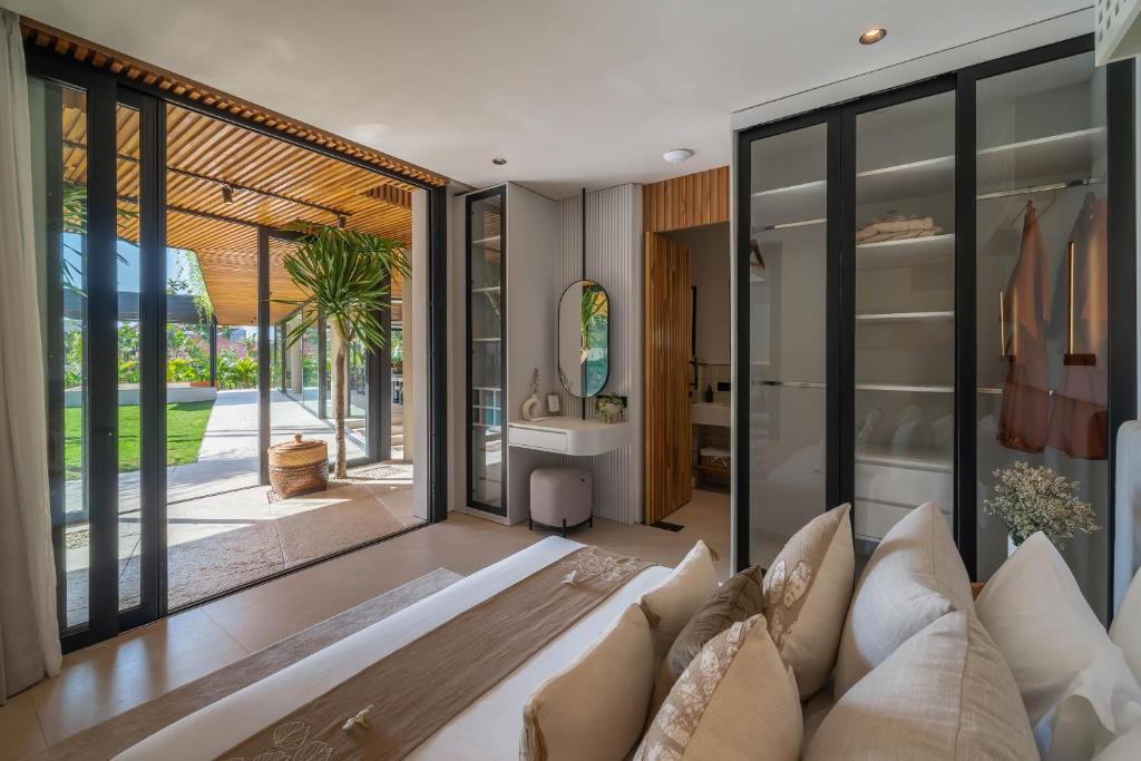CocoBay Bali - 8-Bedroom Villa in Berawa, Canggu - Tap to explore photos