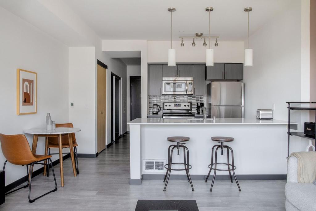 Bellevue jr 1br w garden wine lockers nr bars SEA-616 photo 2