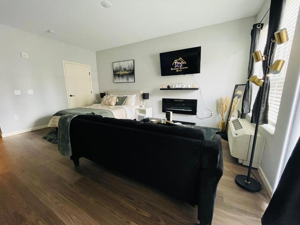 Cozy Studio Apartment With Workspace photo 1