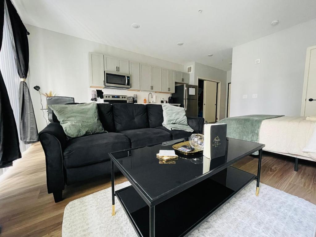 Cozy Studio Apartment With Workspace photo 2