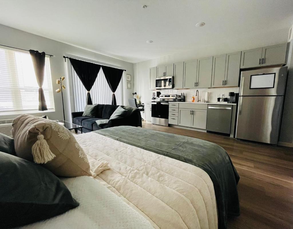 Cozy Studio Apartment With Workspace photo 3