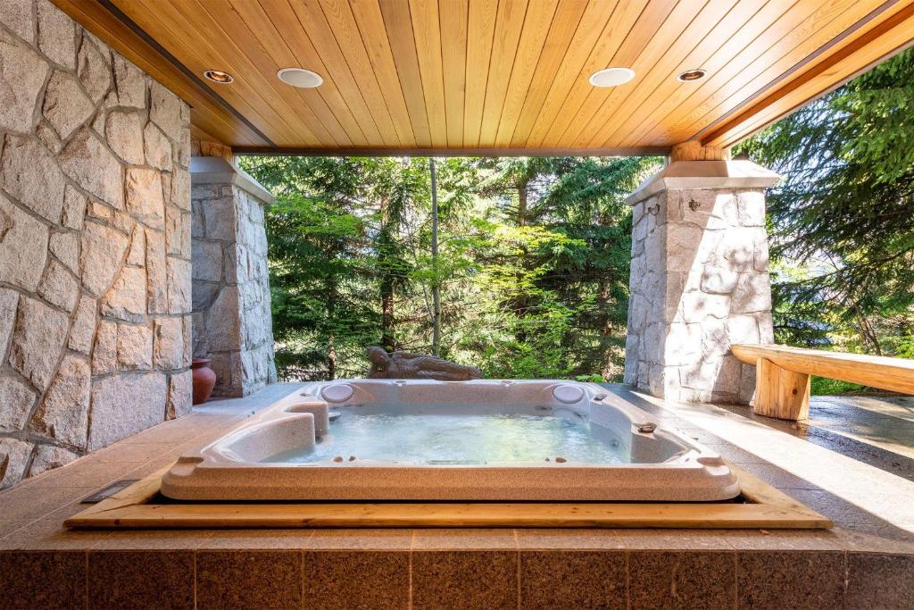 Summit Chalet - Standalone Luxury Chalet with Jacuzzi and Home Cinema - Whistler Platinum photo 1