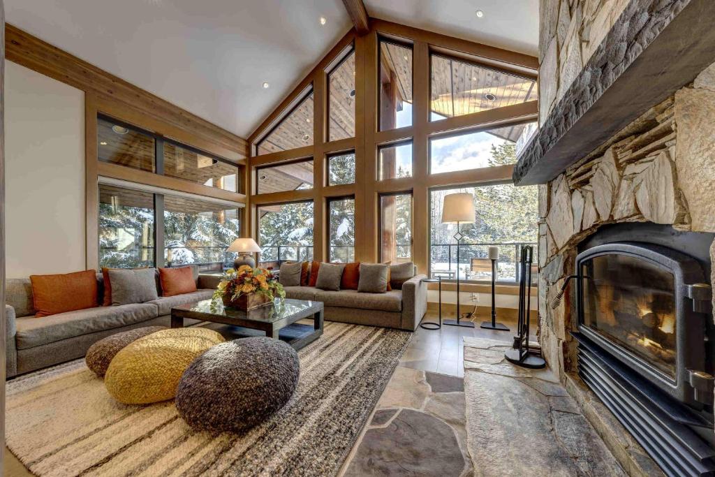 Glacier View Chalet - Tranquil Chalet with Private Hot Tub & Golf Course Views - Whistler Platinum photo 1