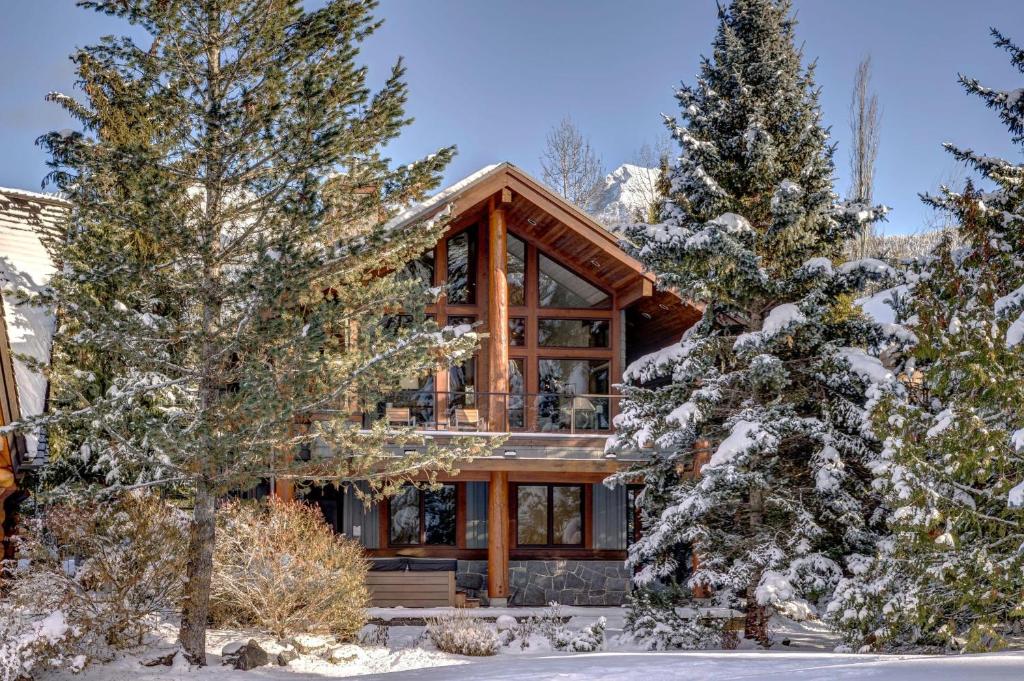 Glacier View Chalet - Tranquil Chalet with Private Hot Tub & Golf Course Views - Whistler Platinum
