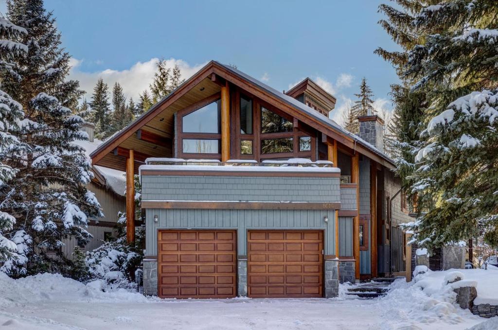 Glacier View Chalet - Tranquil Chalet with Private Hot Tub & Golf Course Views - Whistler Platinum photo 4