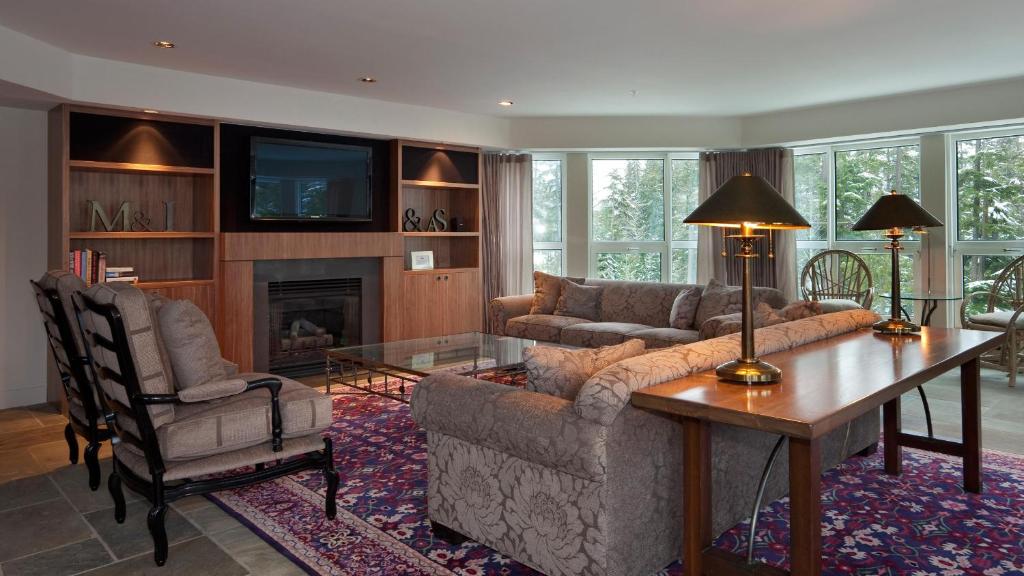 Le Chamois 206 - Large Condo on Blackcomb, Ski-In Ski-Out, Pool, Hot Tub, Fireplace - Whistler Platinum photo 2