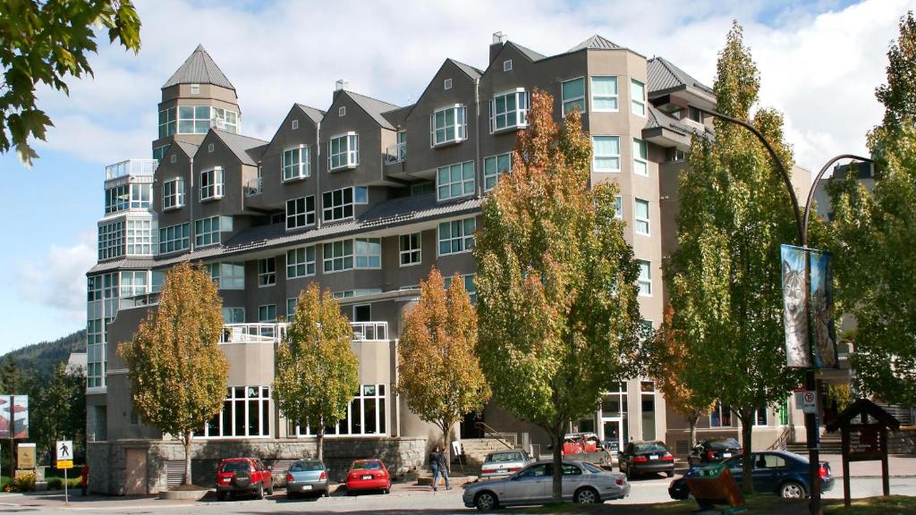 Le Chamois 206 - Large Condo on Blackcomb, Ski-In Ski-Out, Pool, Hot Tub, Fireplace - Whistler Platinum photo 4