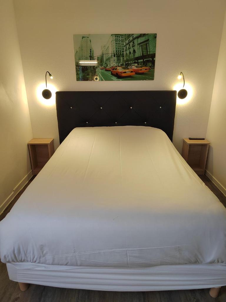 FASTHOTEL PARIS OUEST BOUAFLE - Tap to explore photos