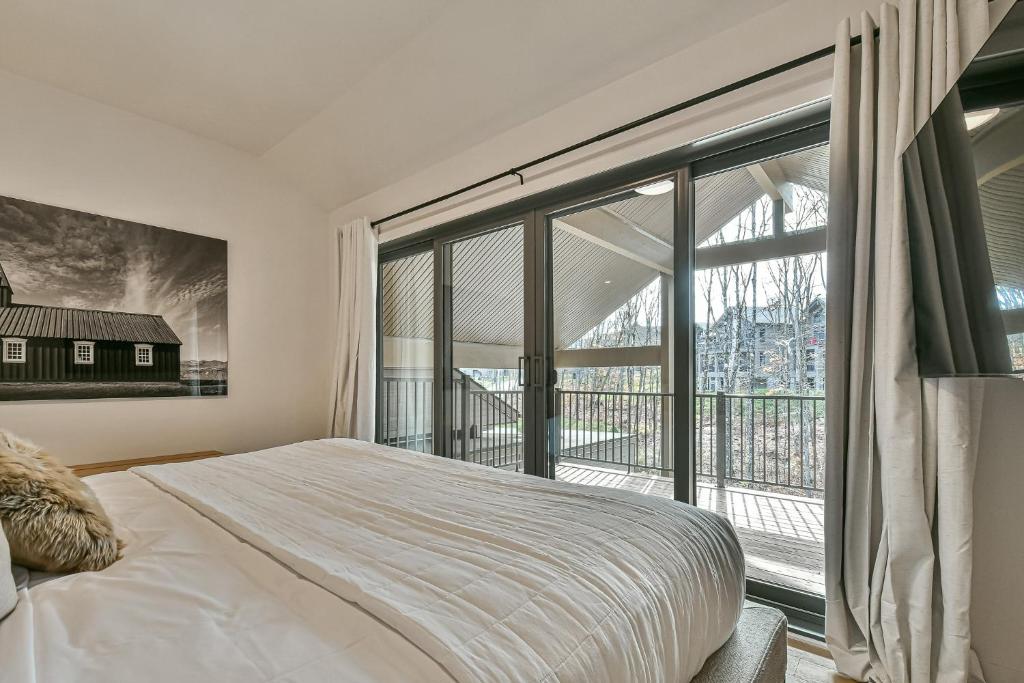 203 Verbier Building 7 - 5BR Tremblant Lux Condo Close to Everything photo 3