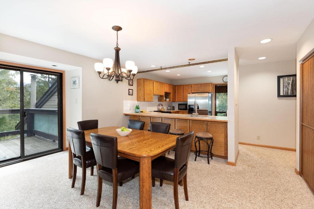 Telemark 14 - Ski-in Townhome with Fireplace, 5 Minute Walk to Village - Whistler Platinum photo 4