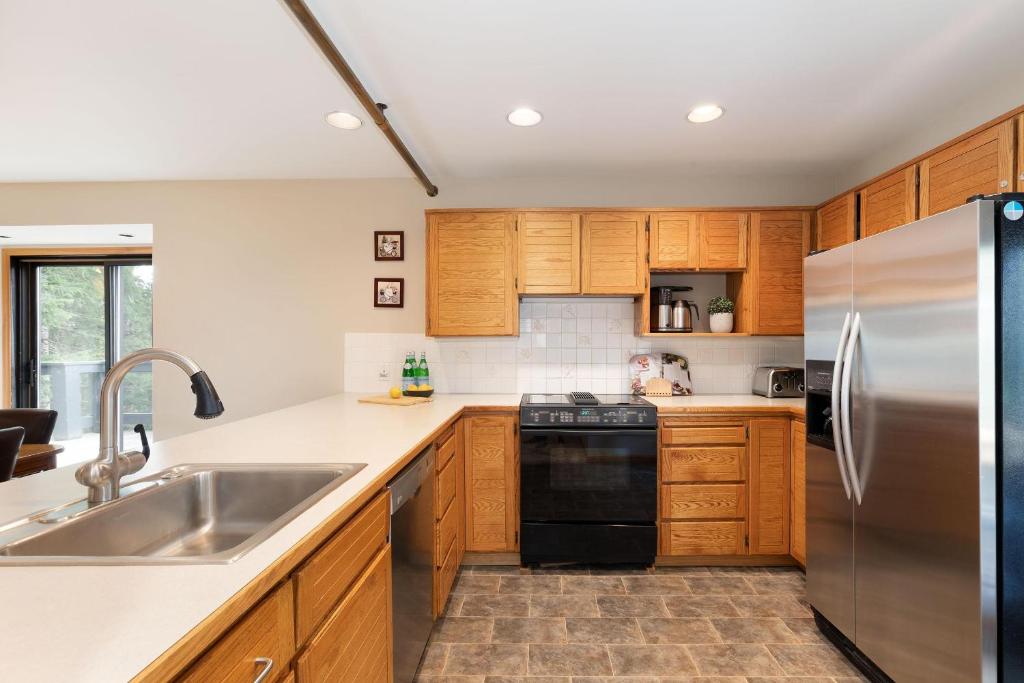 Telemark 14 - Ski-in Townhome with Fireplace, 5 Minute Walk to Village - Whistler Platinum photo 3