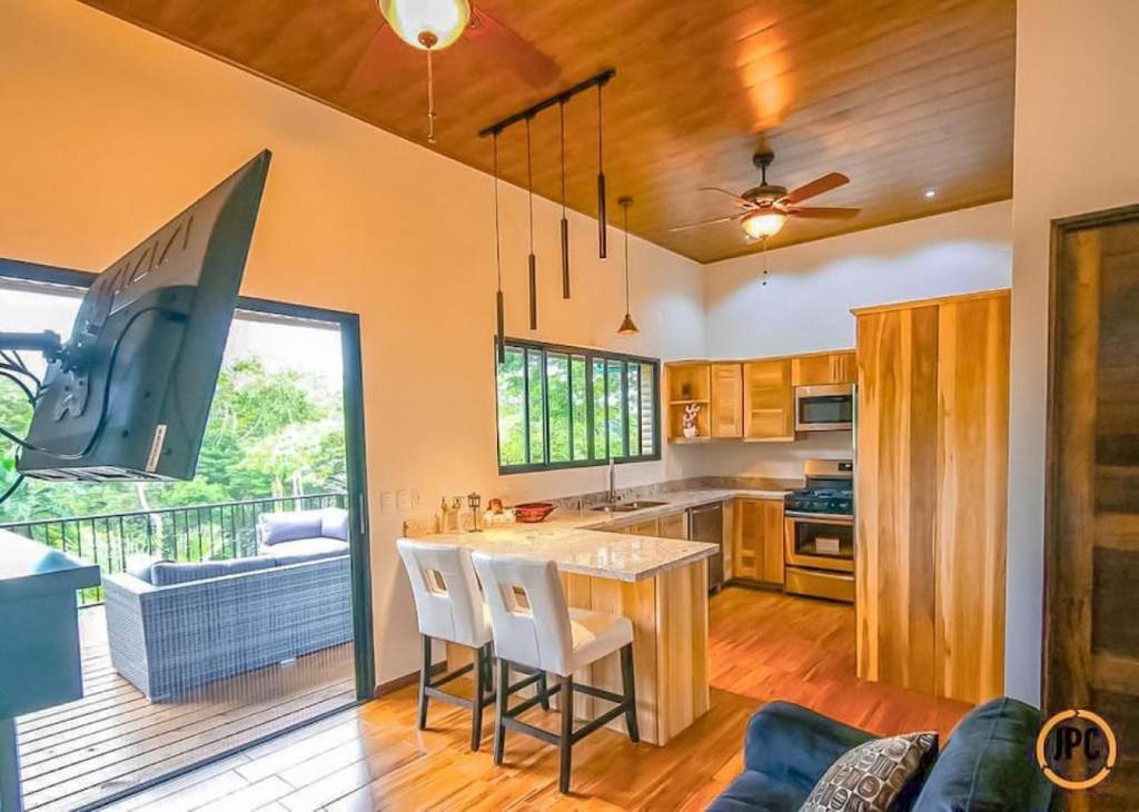 Modern Mountain View Home by Nauyaca Waterfall photo 1