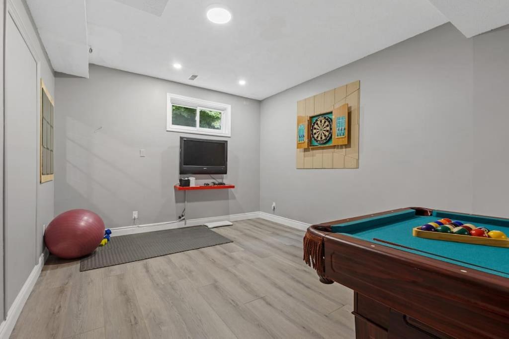 Fergus Deluxe Basement - BBQ and Pool Table Fun photo 2