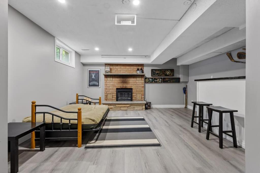 Fergus Deluxe Basement - BBQ and Pool Table Fun photo 4
