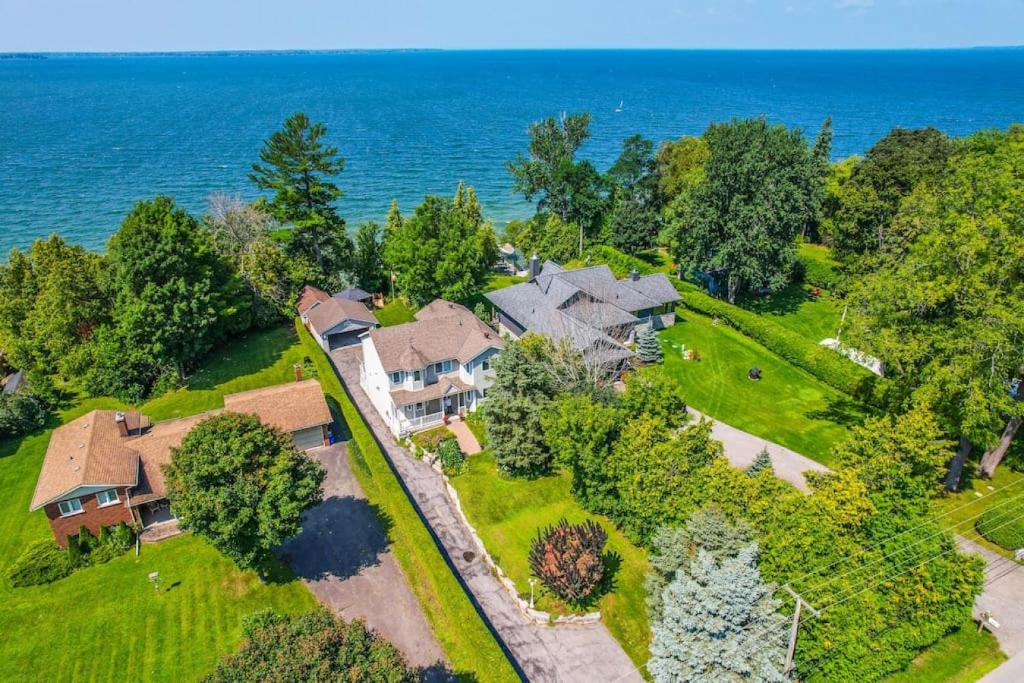 Waterfront 4BR Cottage HotTub, Boat Deck and BBQ