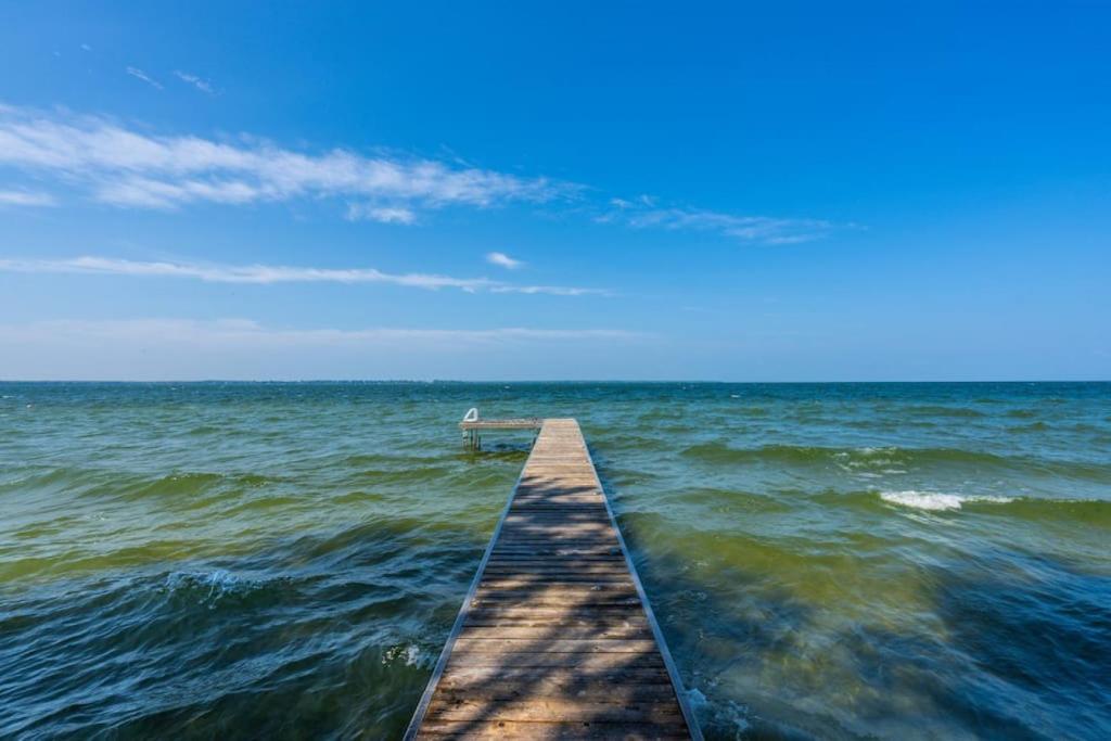 Waterfront 4BR Cottage HotTub, Boat Deck and BBQ photo 1