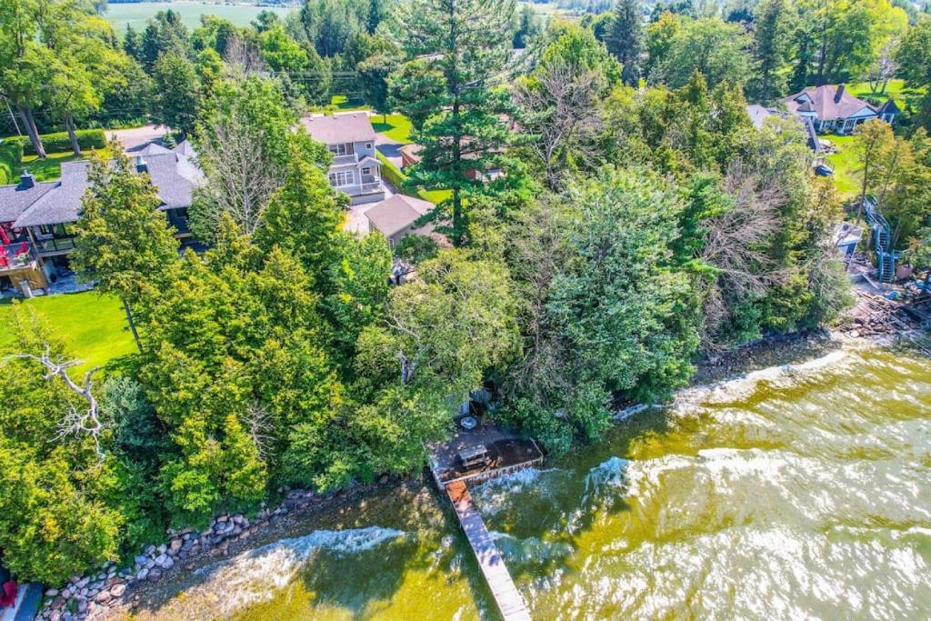 Waterfront 4BR Cottage HotTub, Boat Deck and BBQ photo 2