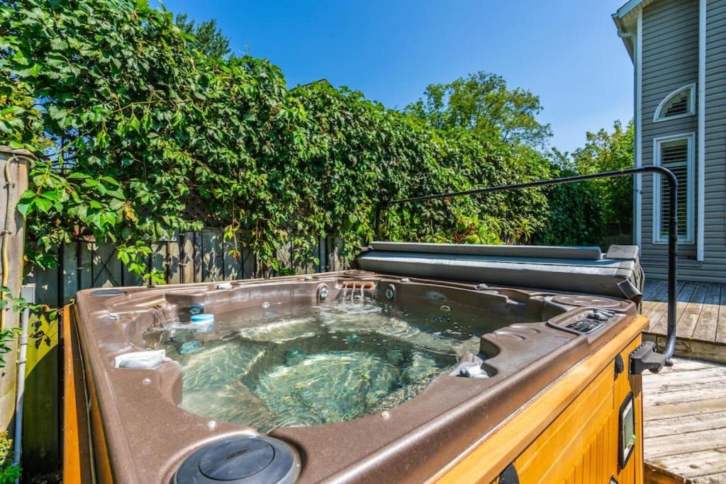 Waterfront 4BR Cottage HotTub, Boat Deck and BBQ photo 4