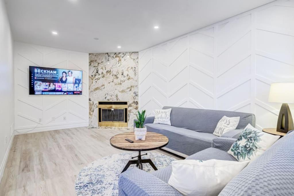 Family Lounge - 4BR, Crib and Patio BBQ