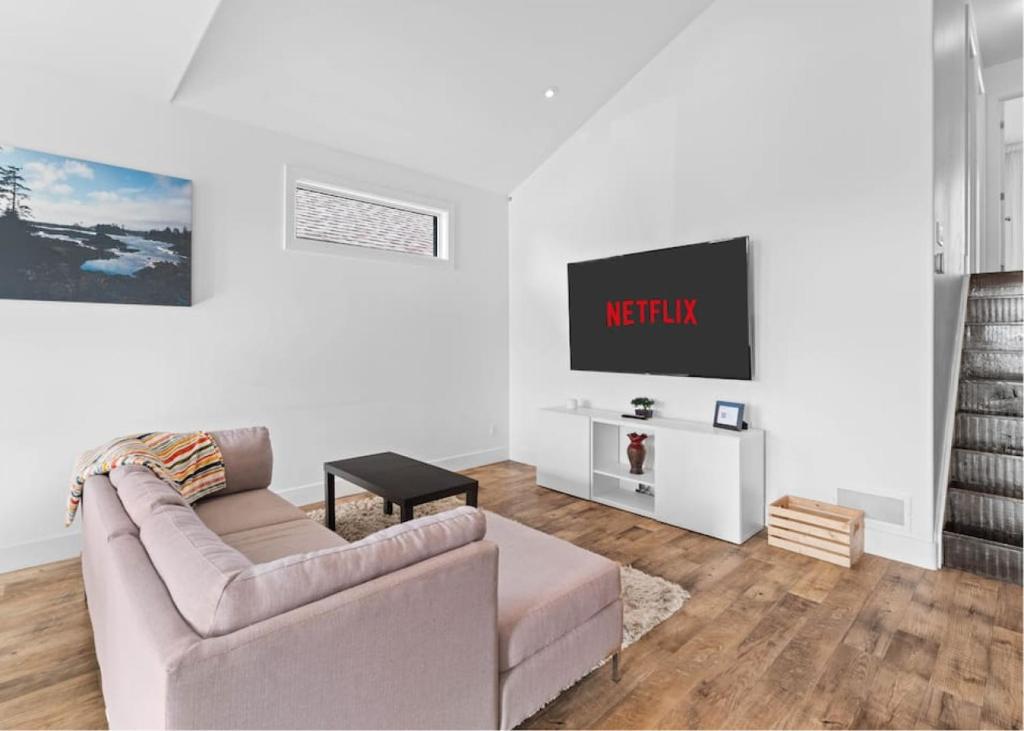 Elegant 4BR Family Home by Prince Edward Area photo 1