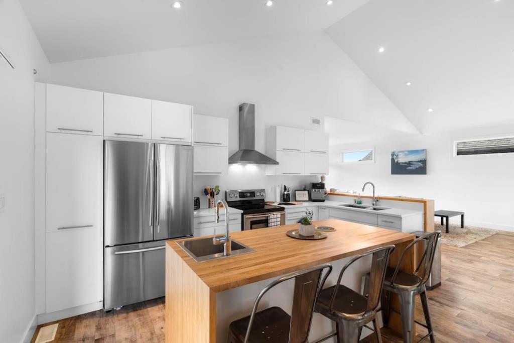 Elegant 4BR Family Home by Prince Edward Area photo 3