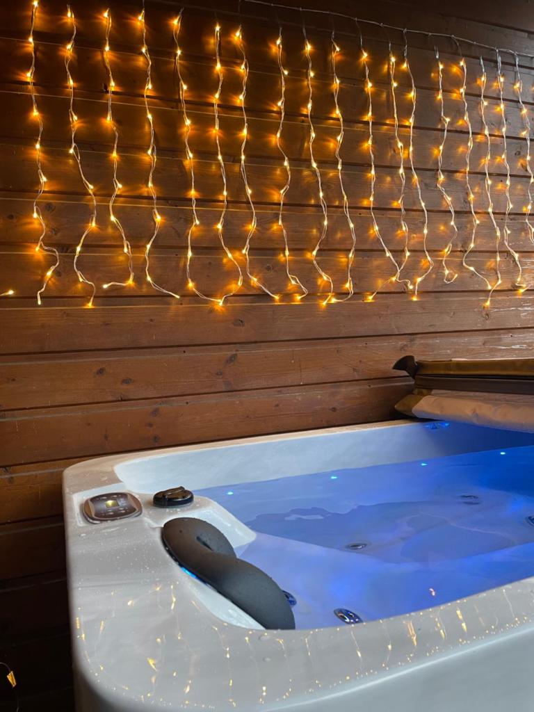 Romantique chalet avec sauna et jacuzzi extérieur photo 1