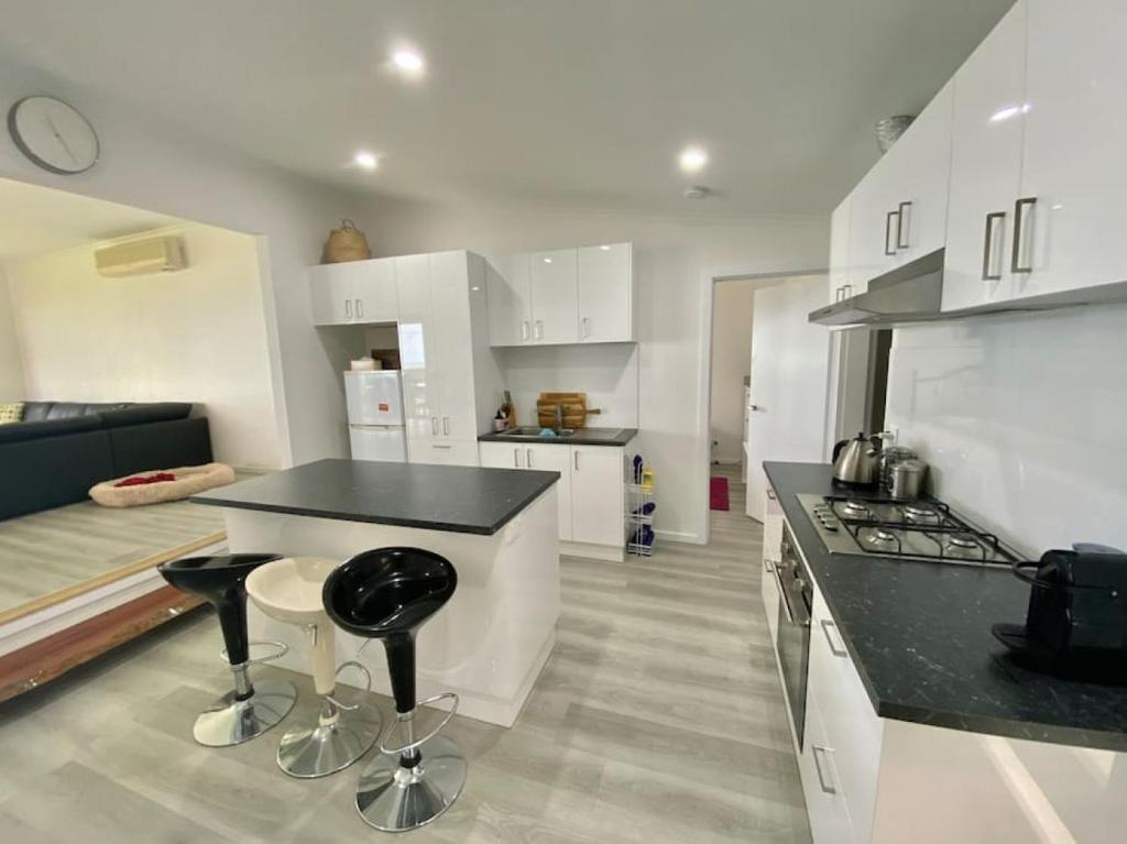 Seaspray Beach House - Pet Friendly - 50m to Beach photo 1