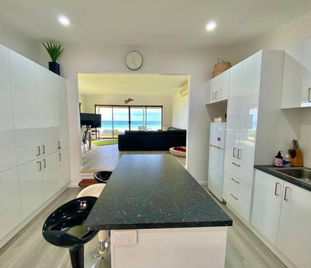 Seaspray Beach House - Pet Friendly - 50m to Beach photo 2
