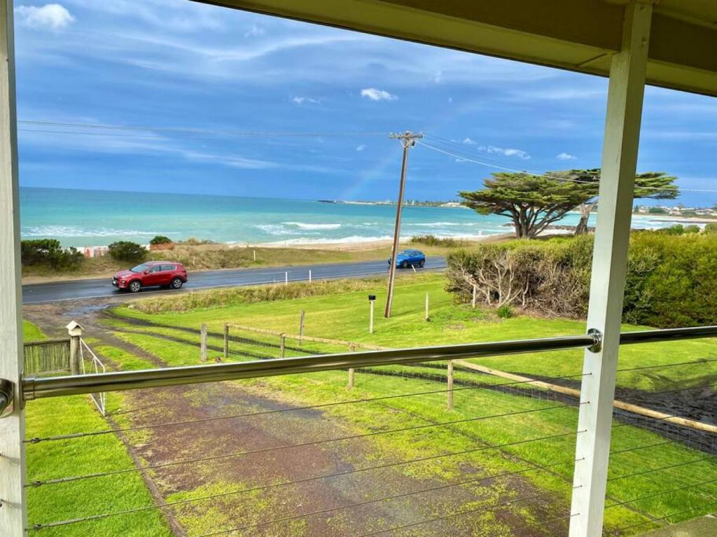 Seaspray Beach House - Pet Friendly - 50m to Beach photo 4
