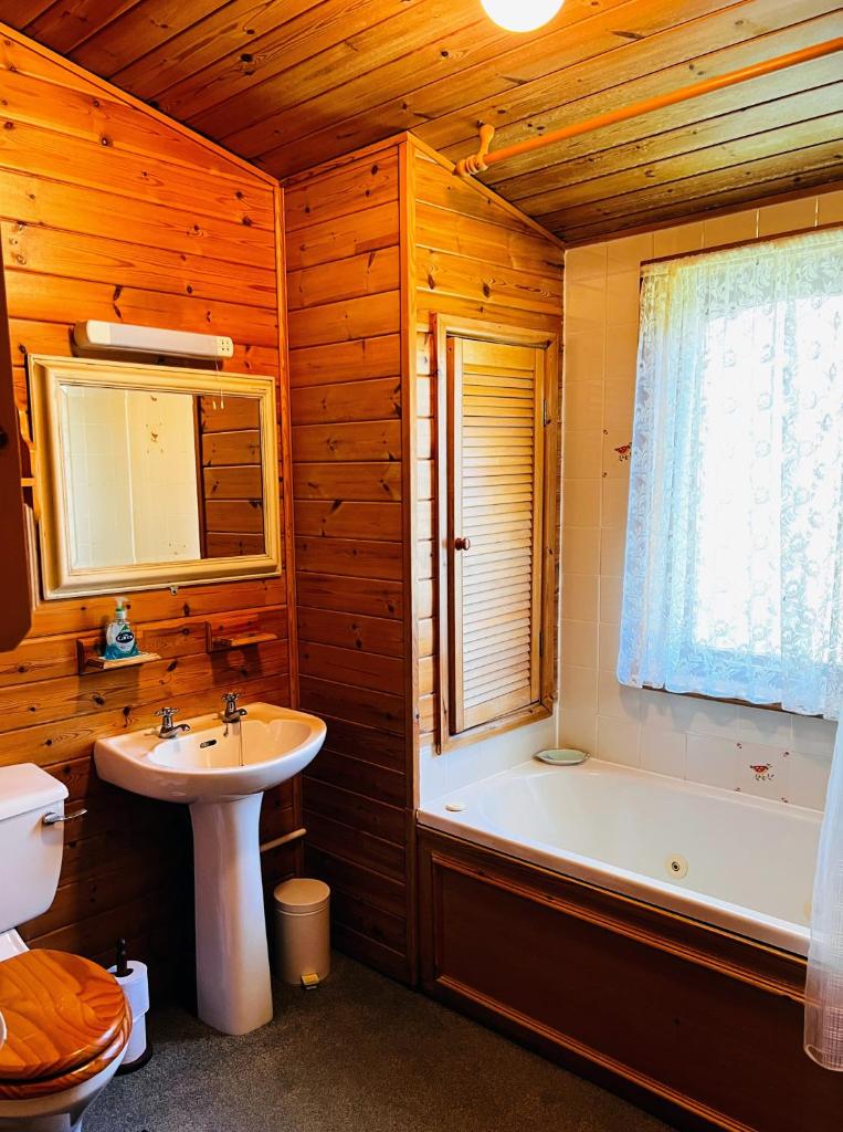 Secluded Rustic Cabin - A Digital Detox Paradise. photo 4