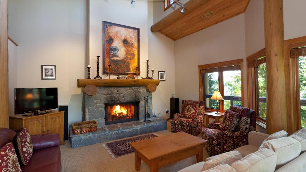 Taluswood 41 - Spacious Cabin-Style Home with Ski Access & Private Hot Tub - Whistler Platinum