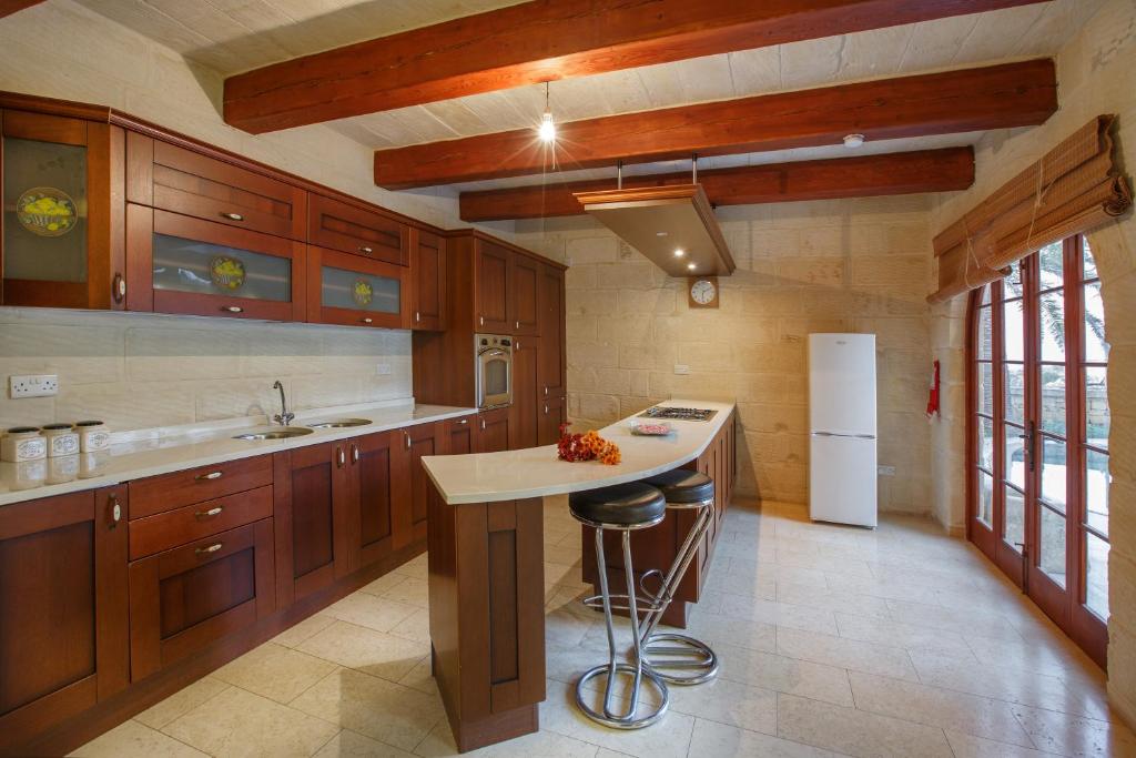 5 Bedroom Farmhouse with Private Pool & Views photo 4