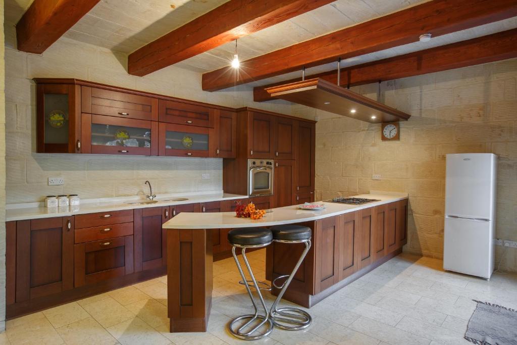 5 Bedroom Farmhouse with Private Pool & Views photo 3