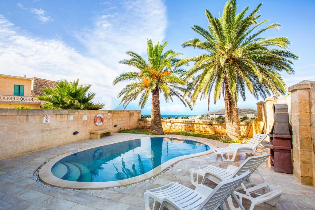 5 Bedroom Farmhouse with Private Pool & Views photo 2